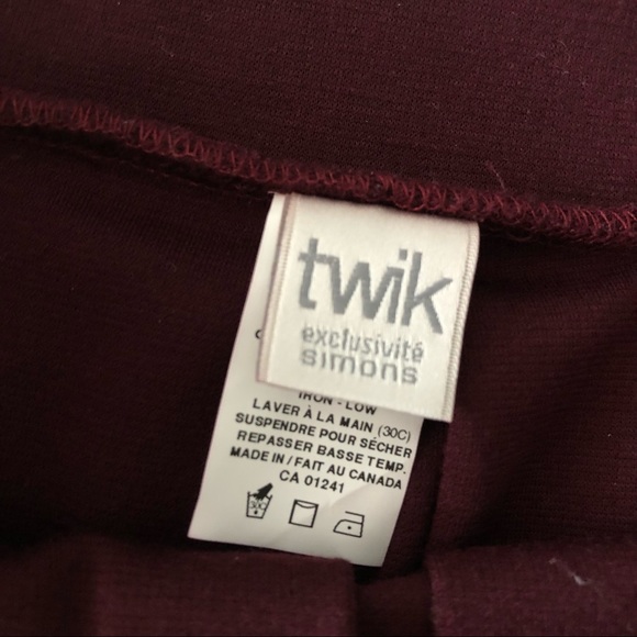 MAROON PLEATED SKATER SKIRT - Picture 2 of 2